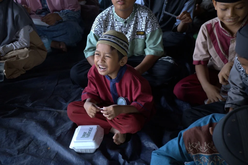paket makanan untuk anak-anak Kampung Nelayan