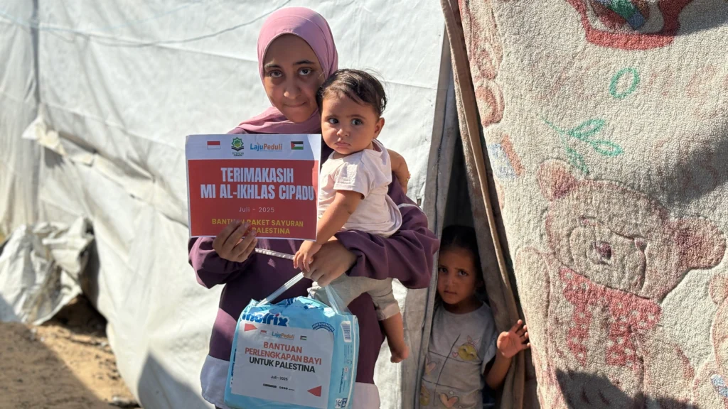 Anak-anak Gaza menerima bantuan paket pangan dari sedekah donatur Indonesia